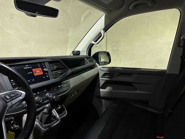 Volkswagen transporter 2.0 tdi l2h1 30 dc 6-persoons highline 150pk 2020 (origineel-nl), vgk-42-l bedrijfswagen - afbeelding 4 van  31