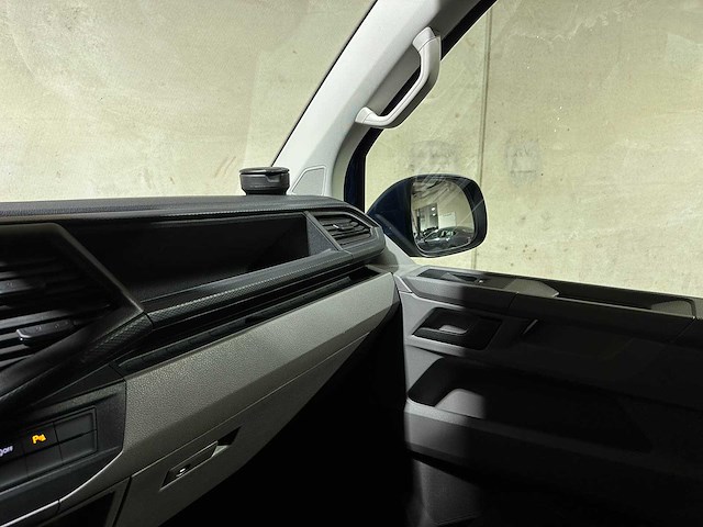 Volkswagen transporter 2.0 tdi l2h1 30 dc 6-persoons highline 150pk 2020 (origineel-nl), vgk-42-l bedrijfswagen - afbeelding 14 van  30