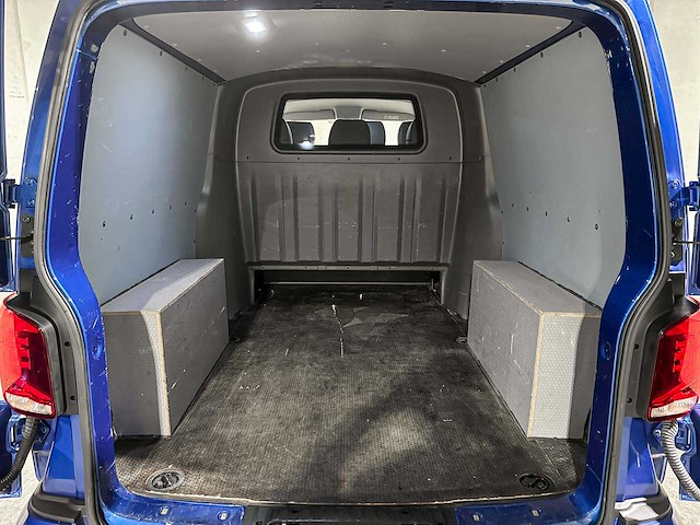 Volkswagen transporter 2.0 tdi l2h1 30 dc 6-persoons highline 150pk 2020 (origineel-nl), vgk-42-l bedrijfswagen - afbeelding 18 van  30