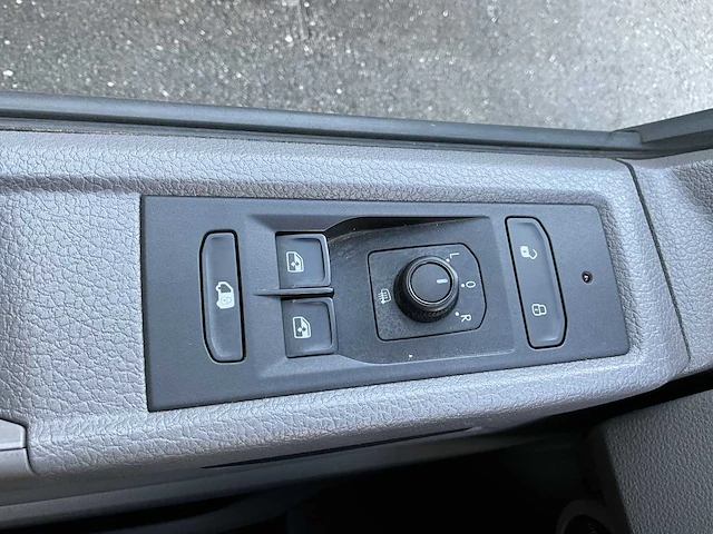 Volkswagen transporter 2.0 tdi l2h1 xl 150pk 3-persoons 2023 v-03-rhd (35.404km) - afbeelding 9 van  24