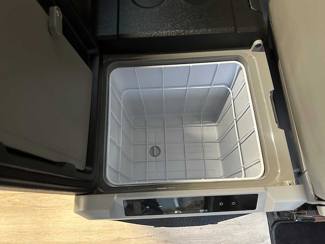 Volkswagen transporter 7j0 t5 2.0 l1h1 84kw camper 116pk 2012, hxr-32-f - afbeelding 38 van  56