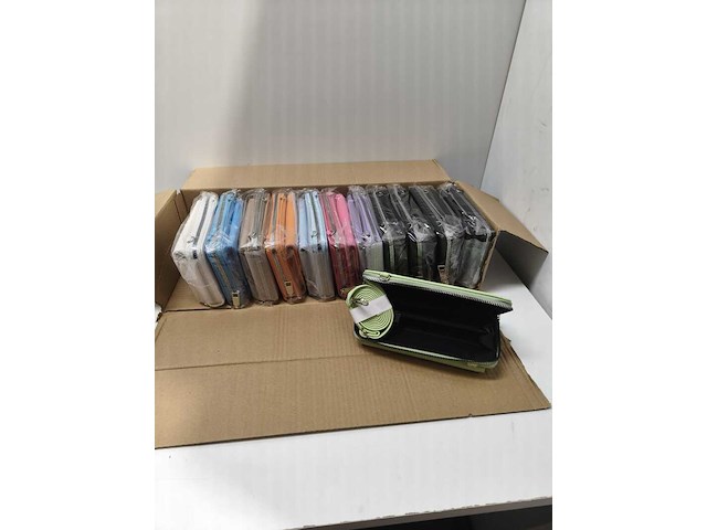 Volle doos met 12x portefeuille/heuptasje - afbeelding 1 van  4