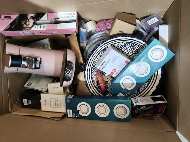 Volle doos vol met diverse producten - afbeelding 1 van  7