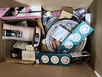 Volle doos vol met diverse producten - afbeelding 1 van  7