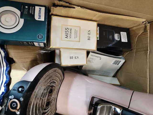 Volle doos vol met diverse producten - afbeelding 4 van  7