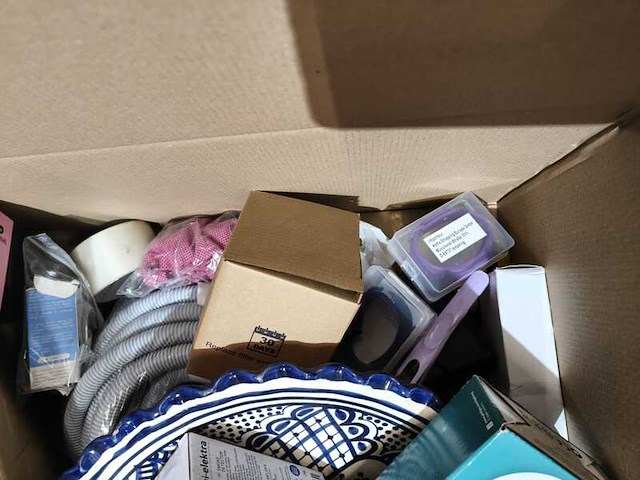 Volle doos vol met diverse producten - afbeelding 7 van  7