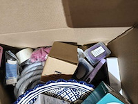 Volle doos vol met diverse producten - afbeelding 7 van  7