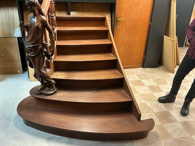 Volle eik. nieuwe volle eiken trap 7 treden met gesculpteerde leuning. - afbeelding 1 van  4