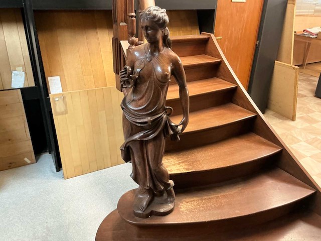 Volle eik. nieuwe volle eiken trap 7 treden met gesculpteerde leuning. - afbeelding 2 van  4