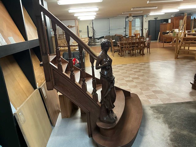 Volle eik. nieuwe volle eiken trap 7 treden met gesculpteerde leuning. - afbeelding 4 van  4