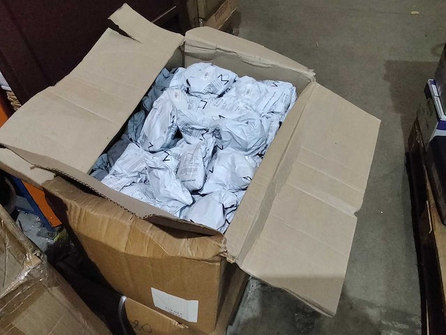 Volle grote doos amazon retouren - afbeelding 2 van  3