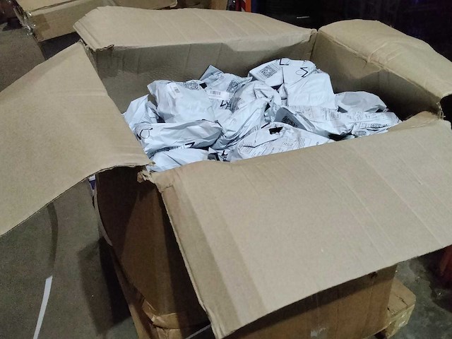 Volle grote doos amazon retouren - afbeelding 2 van  3