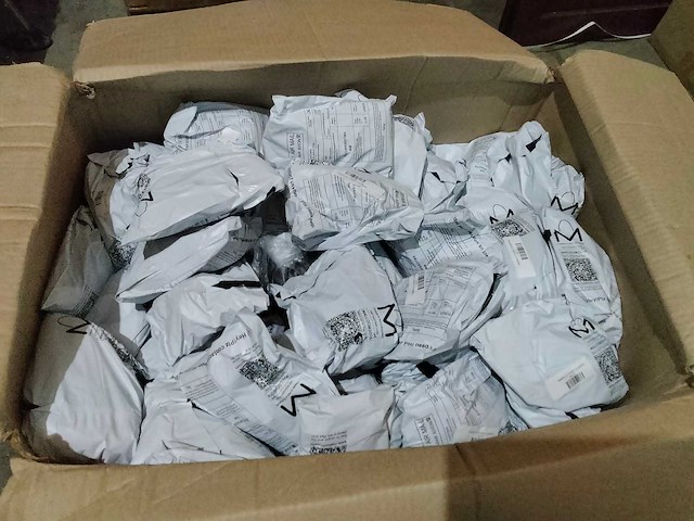 Volle grote doos amazon retouren. - afbeelding 1 van  2