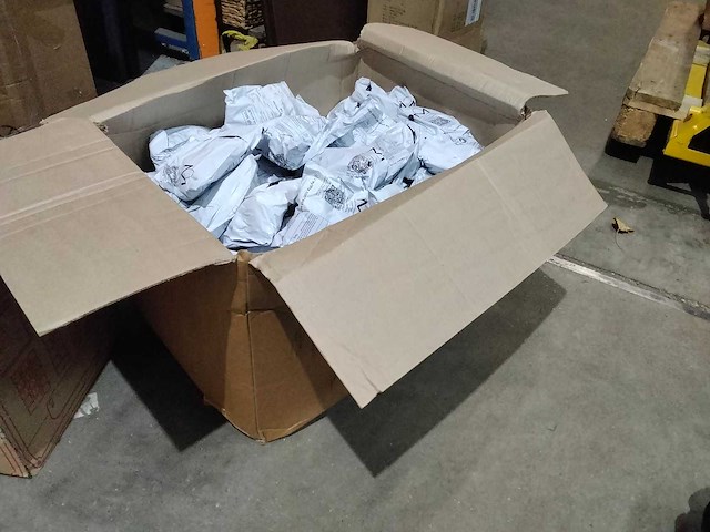 Volle grote doos amazon retouren. - afbeelding 2 van  2