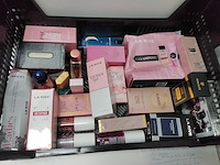 Volle krat met diverse soorten parfums - afbeelding 1 van  5