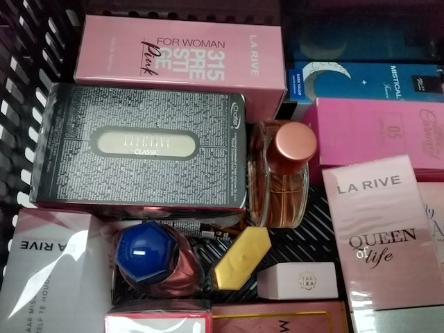 Volle krat met diverse soorten parfums - afbeelding 2 van  5