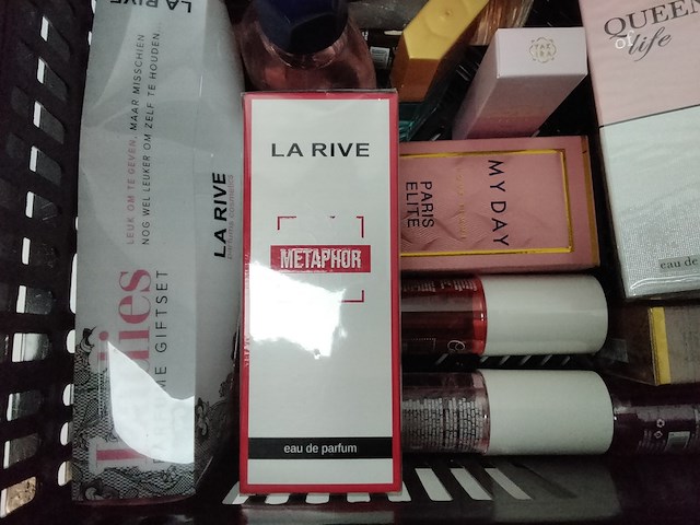 Volle krat met diverse soorten parfums - afbeelding 3 van  5