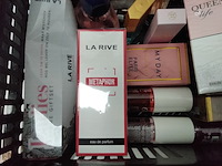 Volle krat met diverse soorten parfums - afbeelding 3 van  5