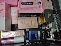 Volle krat met diverse soorten parfums - afbeelding 4 van  5