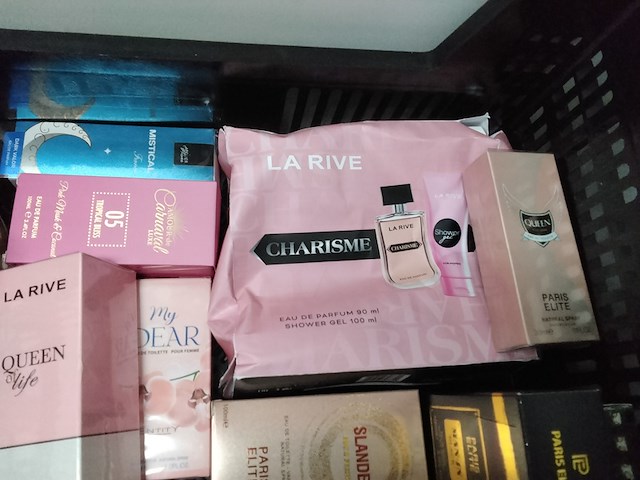 Volle krat met diverse soorten parfums - afbeelding 5 van  5