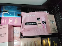 Volle krat met diverse soorten parfums - afbeelding 5 van  5