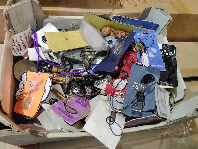 Volle krat met sierraden/bijouterien. - afbeelding 1 van  3