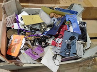 Volle krat met sierraden/bijouterien. - afbeelding 1 van  3