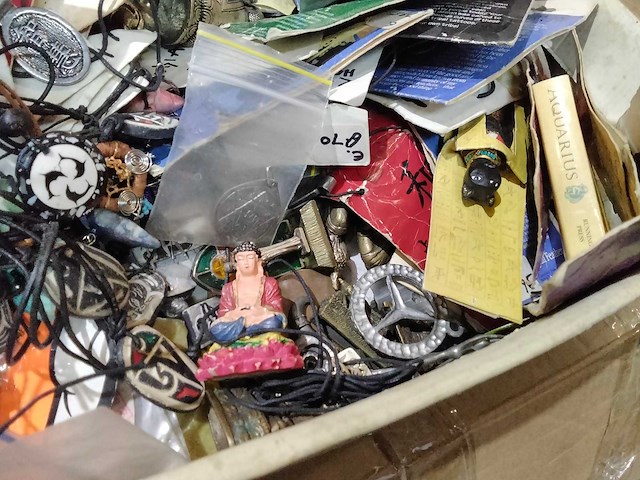 Volle krat met sierraden/bijouterien. - afbeelding 2 van  3