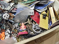 Volle krat met sierraden/bijouterien. - afbeelding 2 van  3