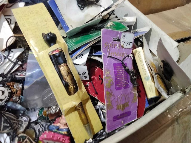 Volle krat met sierraden/bijouterien. - afbeelding 3 van  3