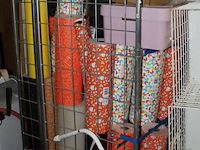 Volle rolcontainer met inpakpapier diverse kleuren - afbeelding 7 van  7