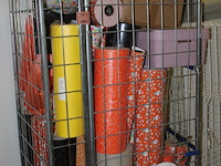 Volle rolcontainer met inpakpapier diverser kleuren