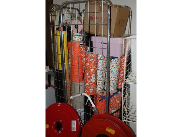 Volle rolcontainer met inpakpapier diverser kleuren - afbeelding 7 van  7