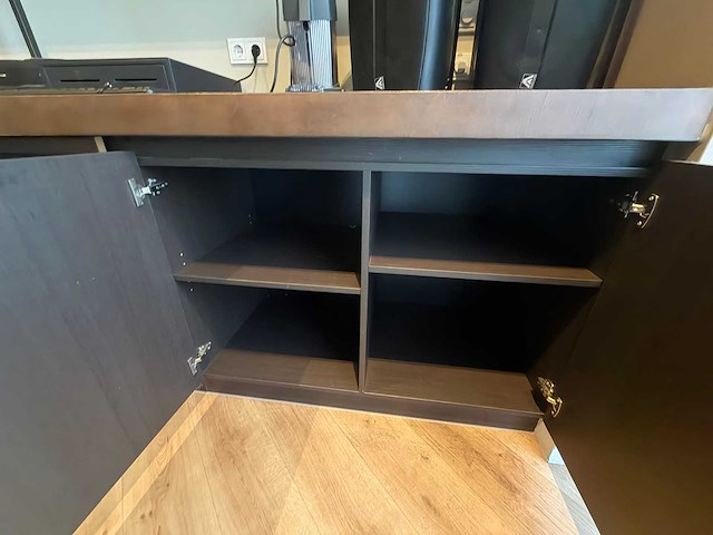 Volledig barmeubel met 3-delige tapkraan en achterwand - afbeelding 11 van  14