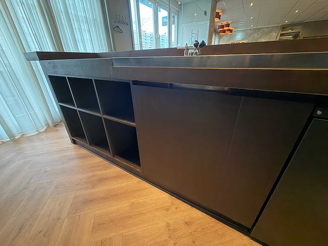 Volledig barmeubel met 3-delige tapkraan en achterwand - afbeelding 8 van  14