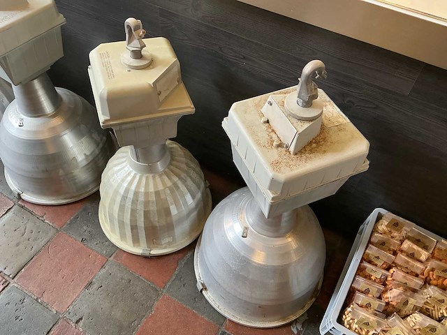 Volledige inventaris barmeubels (faillissement) - afbeelding 32 van  45