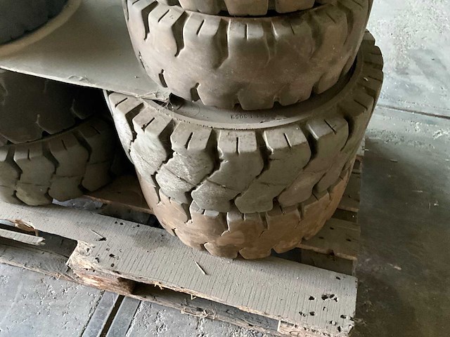 Volrubber banden set (2x) - afbeelding 2 van  5