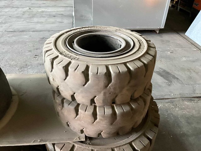 Volrubber banden set (2x) - afbeelding 5 van  5