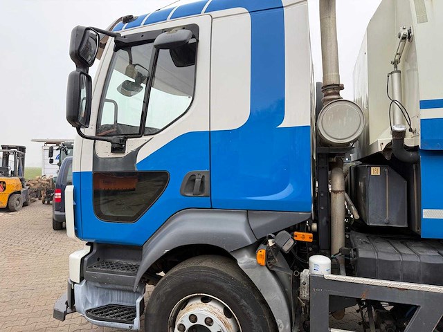 Volvo - 2009 - veegmachine - vrachtwagen - afbeelding 2 van  6