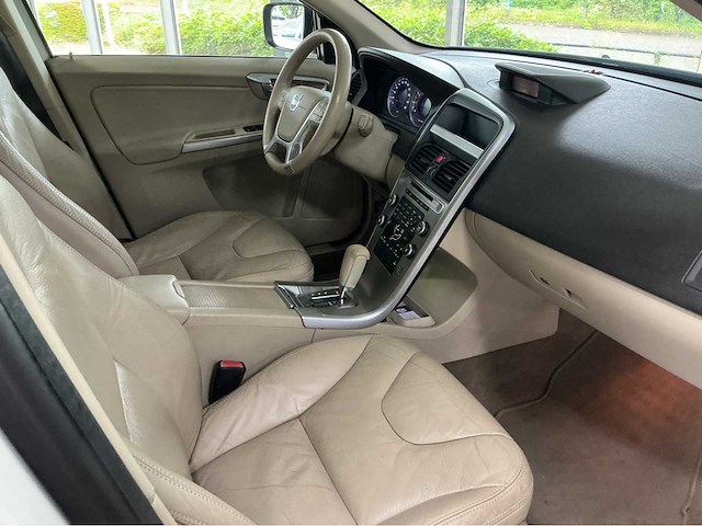 Volvo - 2011 - xc60 - 3.2 awd momentum - afbeelding 11 van  32