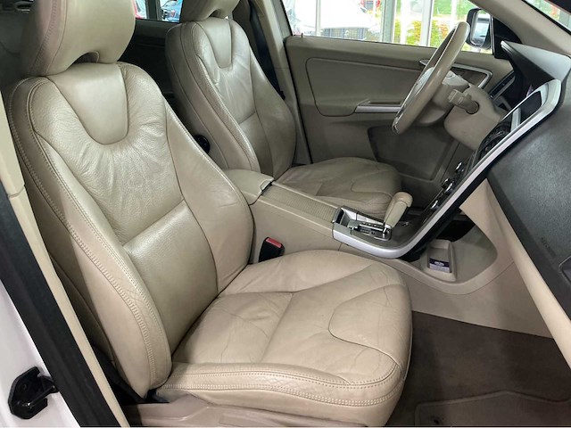 Volvo - 2011 - xc60 - 3.2 awd momentum - afbeelding 13 van  32