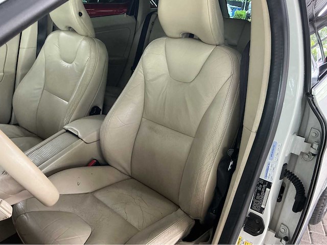 Volvo - 2011 - xc60 - 3.2 awd momentum - afbeelding 1 van  1