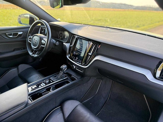 Volvo - 2019 - v60 - 2.0 t5 r-design - xk-481-l - afbeelding 3 van  9