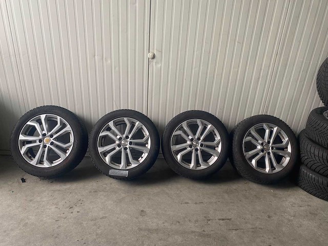 Volvo - autobanden set - winterbanden (4st) - afbeelding 1 van  7