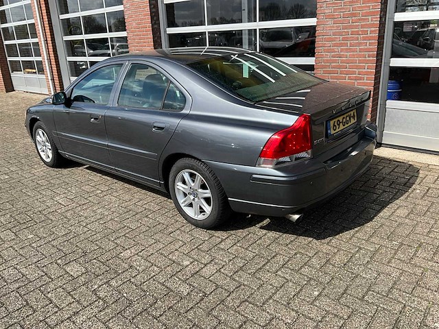 Volvo - s60 - 2.4 d5 drivers ed. - personenauto - 2008 - afbeelding 8 van  11