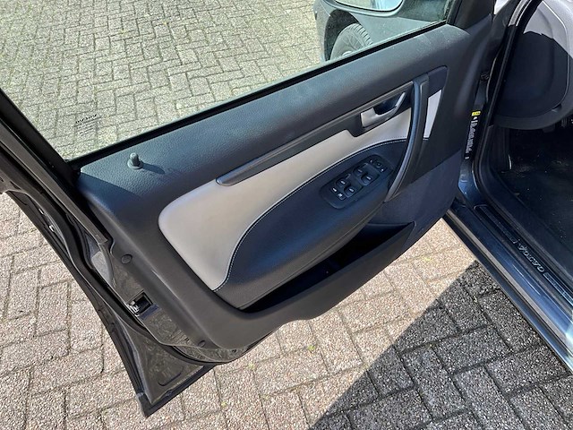 Volvo - s60 - 2.4 d5 drivers ed. - personenauto - 2008 - afbeelding 1 van  29