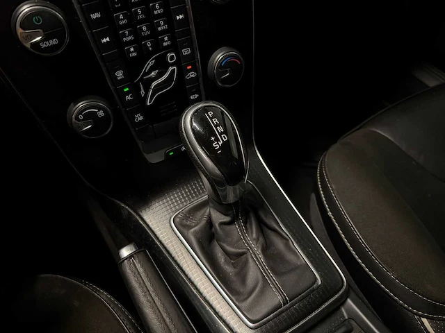Volvo - v40 - 2.0 d2 kinetic tv-161-d- 2016 iaw - afbeelding 18 van  22
