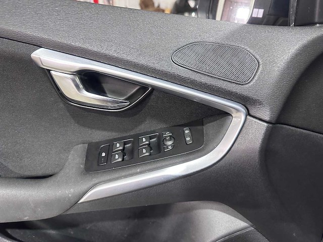 Volvo - v40 - 2.0 d4 momentum bns - 7-xxk-52 - afbeelding 2 van  13
