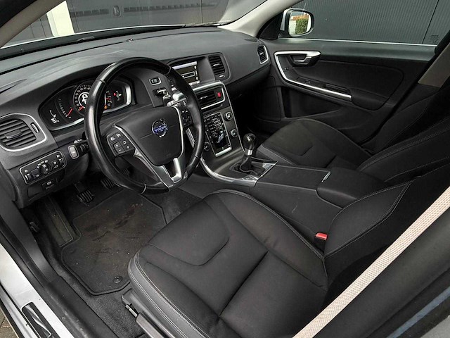 Volvo - v60 - 1.6 d2 r-design - xd-784-n- 2013 iaw - afbeelding 11 van  17