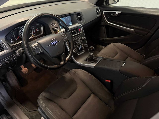 Volvo - v60 - 1.6 t3 momentum 2014 pd-110-t iaw - afbeelding 2 van  24
